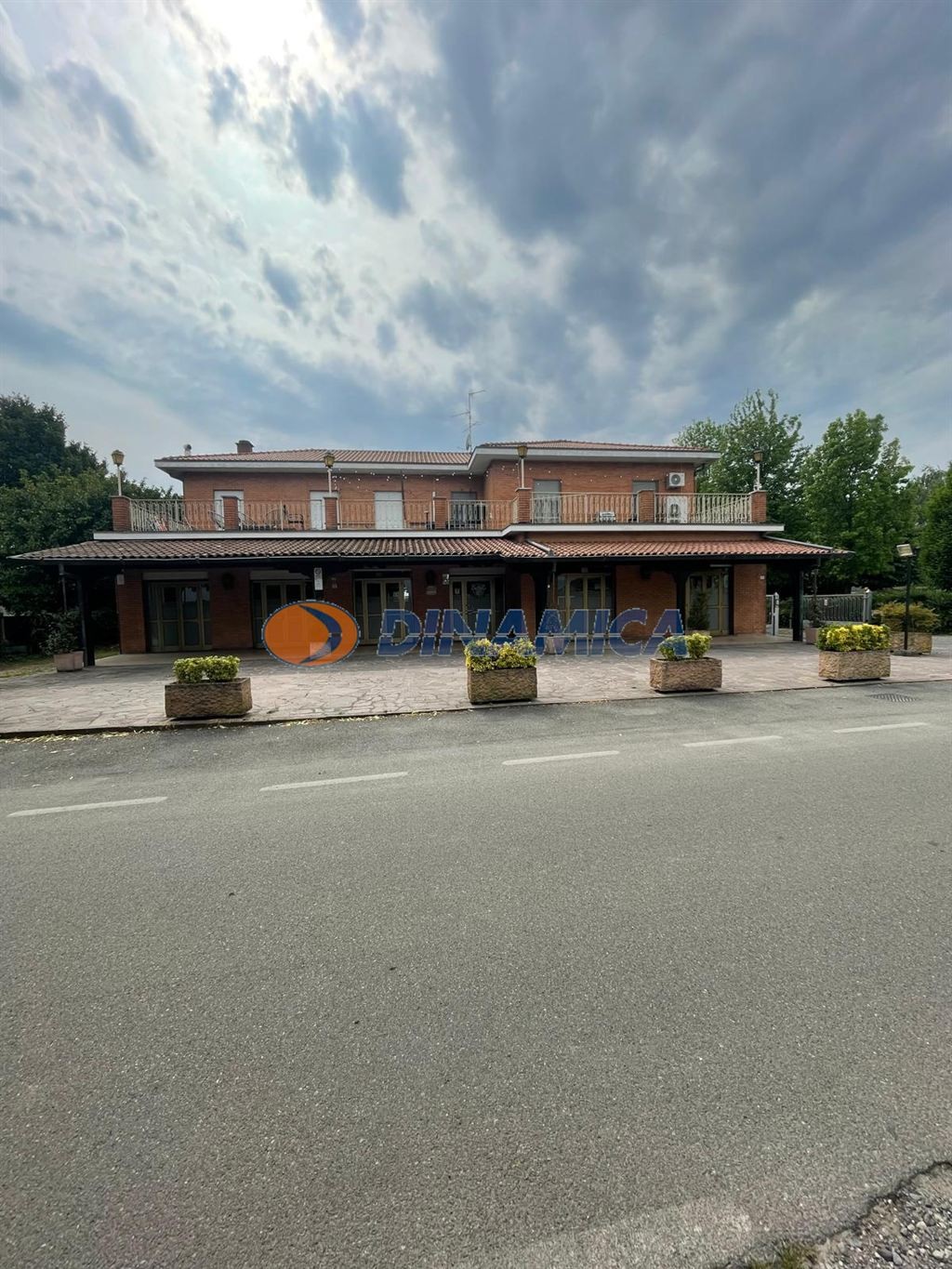 IMMOBILE COMMERCIALE ADIBITO A PIZZERIA RISTOPUB CON ANNESSO APPARTAMENTO A CORNATE D'ADDA